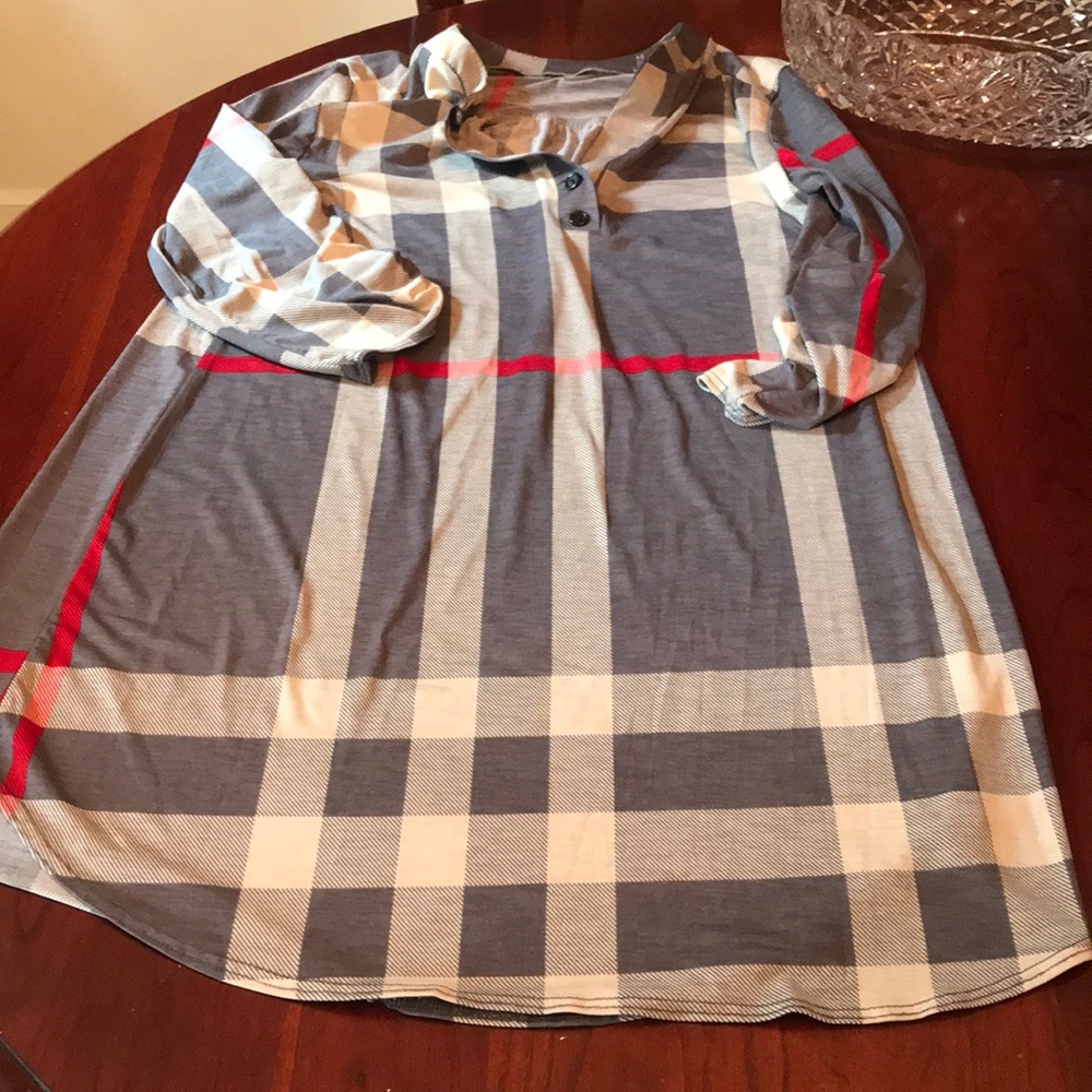 Size small long shirt.  length mid thigh.  Worn with leggings